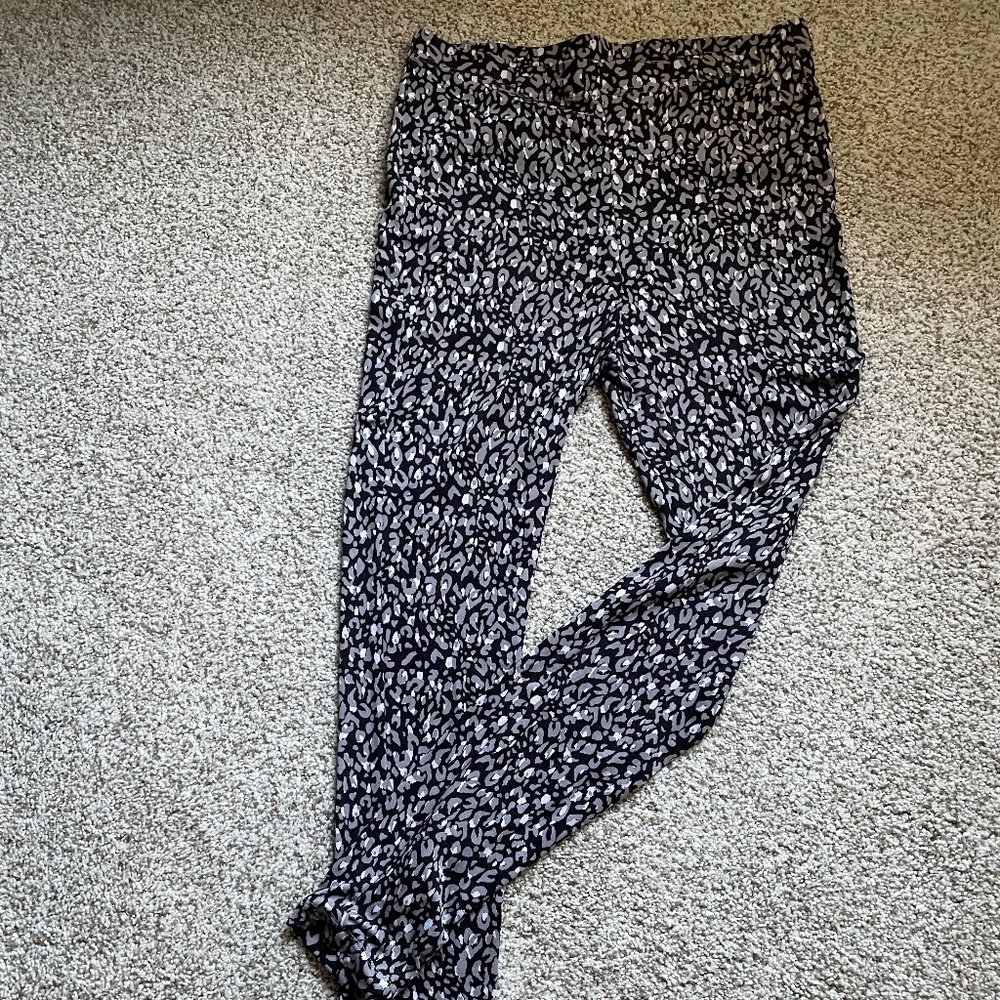 Chico’s Fabulously slimming pattered leggings